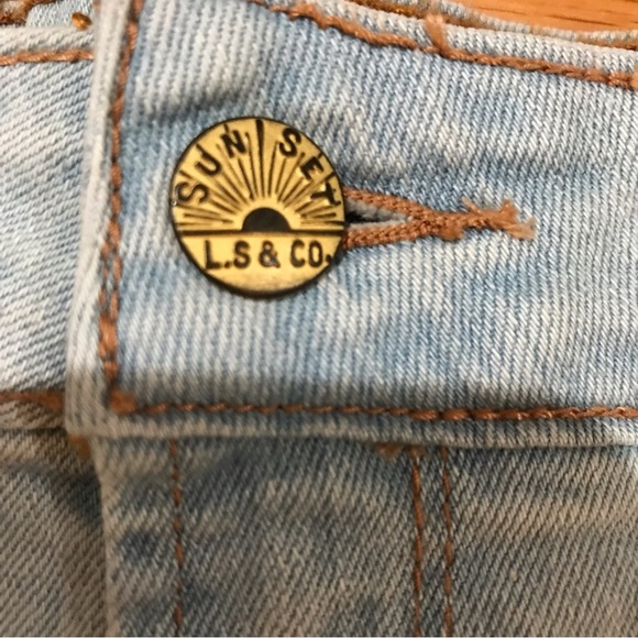 ▪️LEVI’S Mid Rise Denim Shorts - Picture 4 of 9